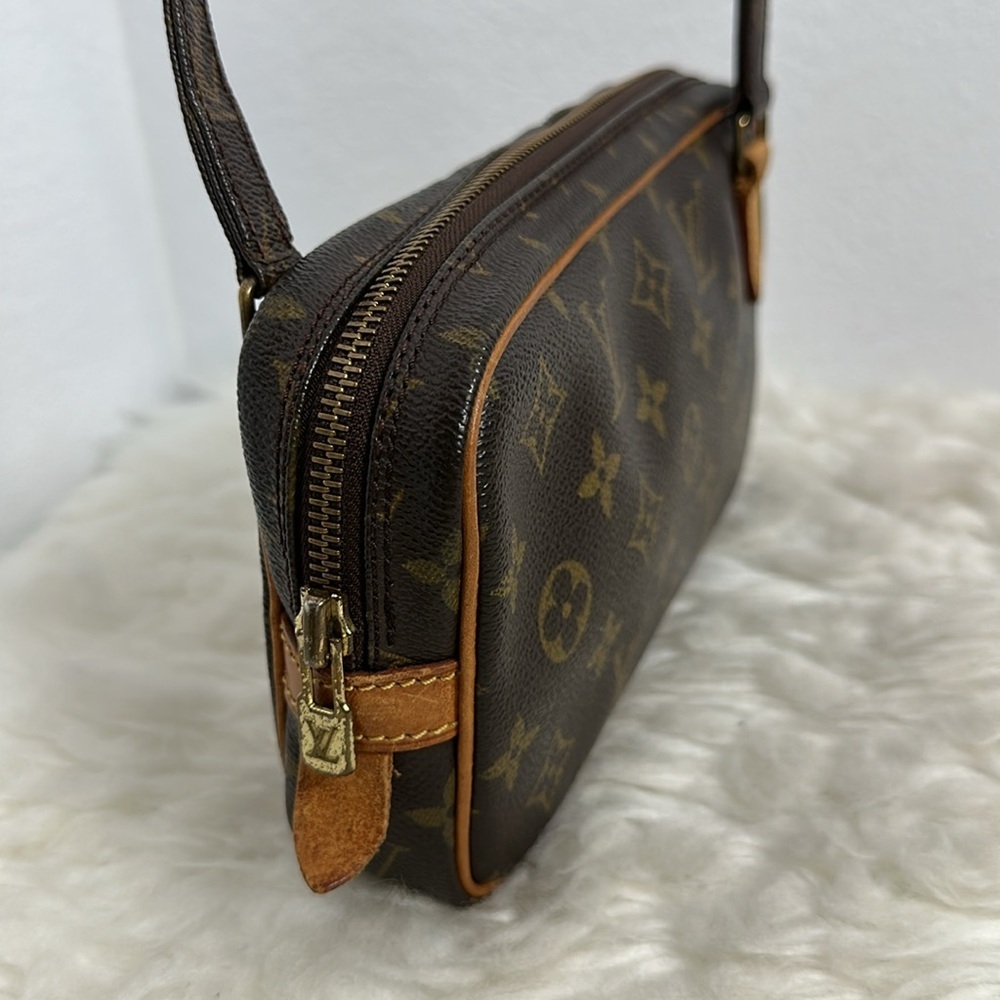 💯 Authentic Louis Vuitton Monogram Pochette🍀 - Picture 10 of 17